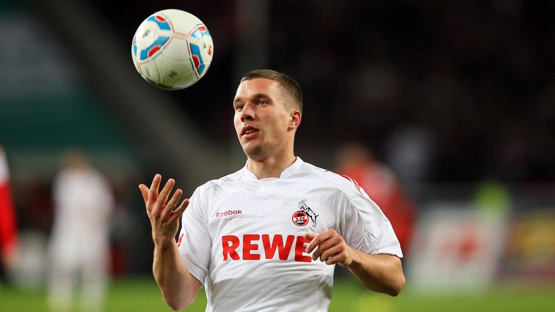 赛道之外的新疆风暴，当F1争冠战遇上篮球逆袭